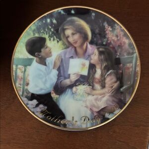 Avon Mother's Day 1999 Decorative Plate